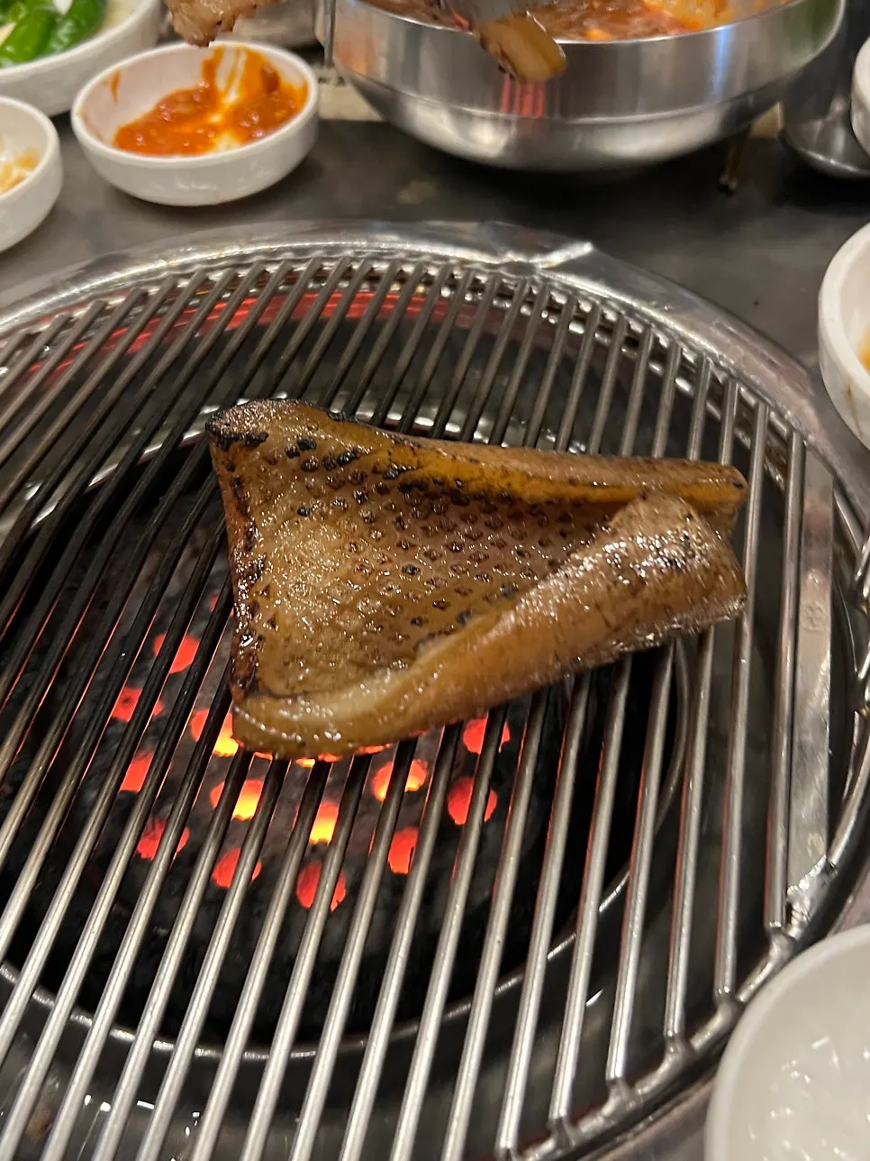 초벌해 나온 돼지껍데기