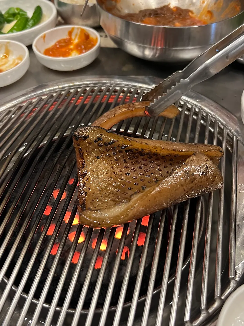 불판 위에서 익히는 돼지껍데기