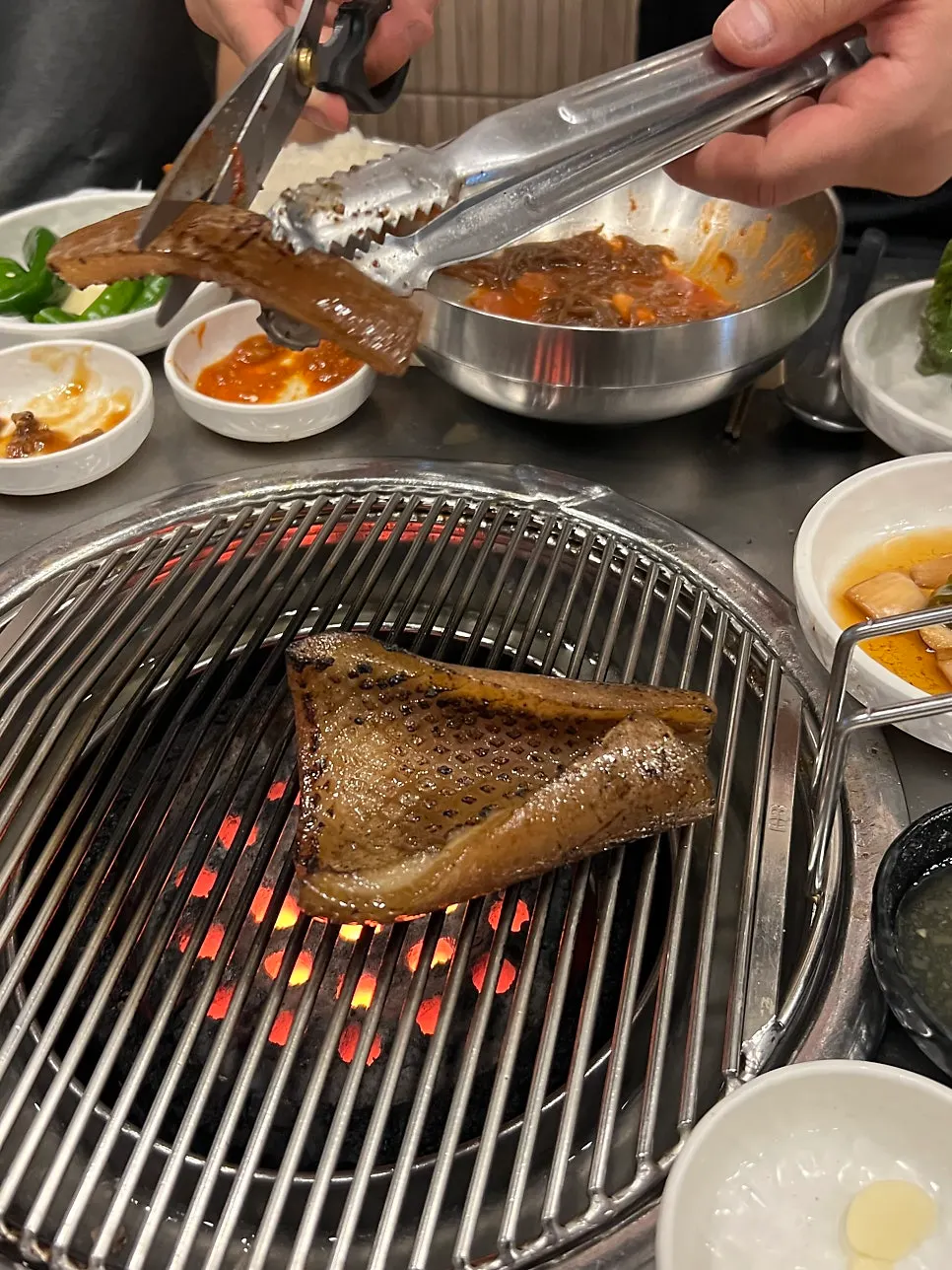 가위로 자르는 두툼한 껍데기