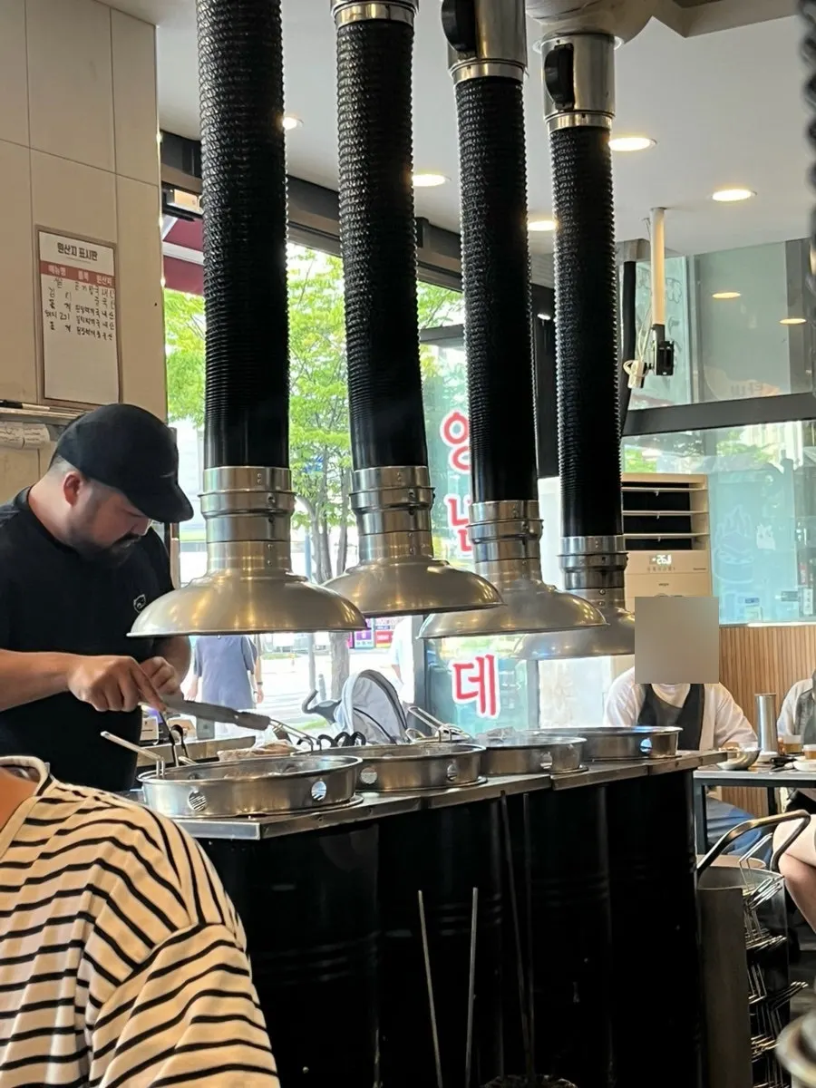 Interior of Tannae Paju Main Branch with spacious tables