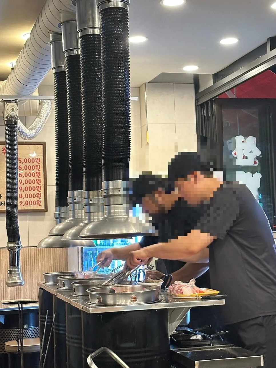 연탄 화로에서 계속 구워지는 고기