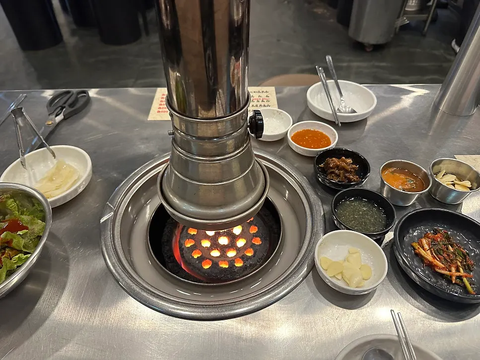 마늘과 콘샐러드가 놓인 반찬 접시
