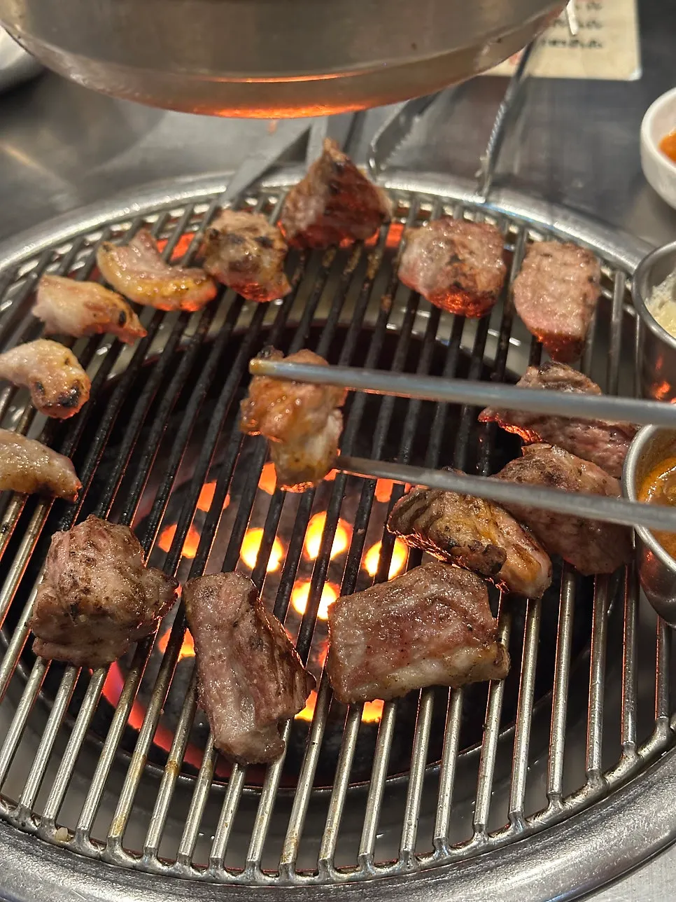 연탄불 위에서 마무리 중인 목살