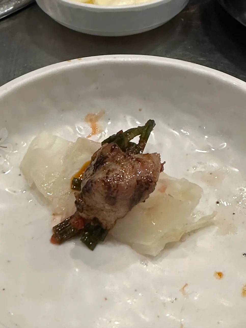 목살에 파김치를 올린 한 점