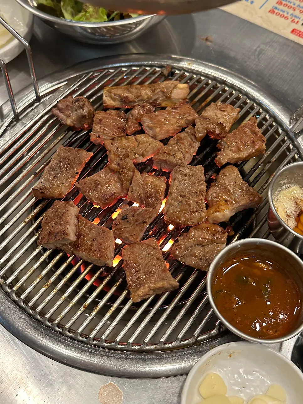 불판을 채운 양념돼지왕구이 300g
