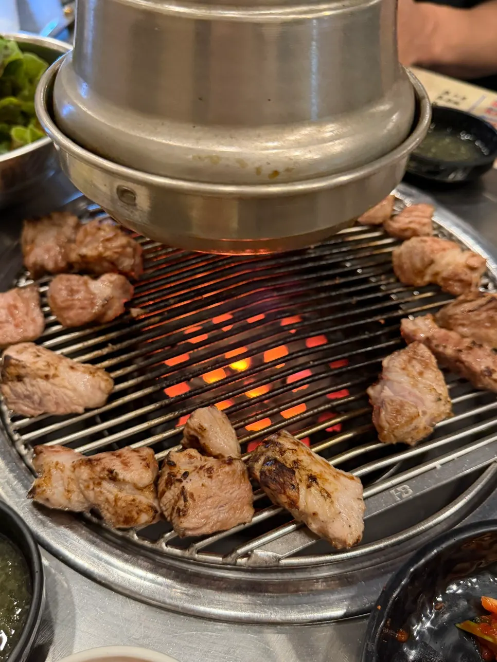 연탄불 위에서 끓고 있는 멜젓