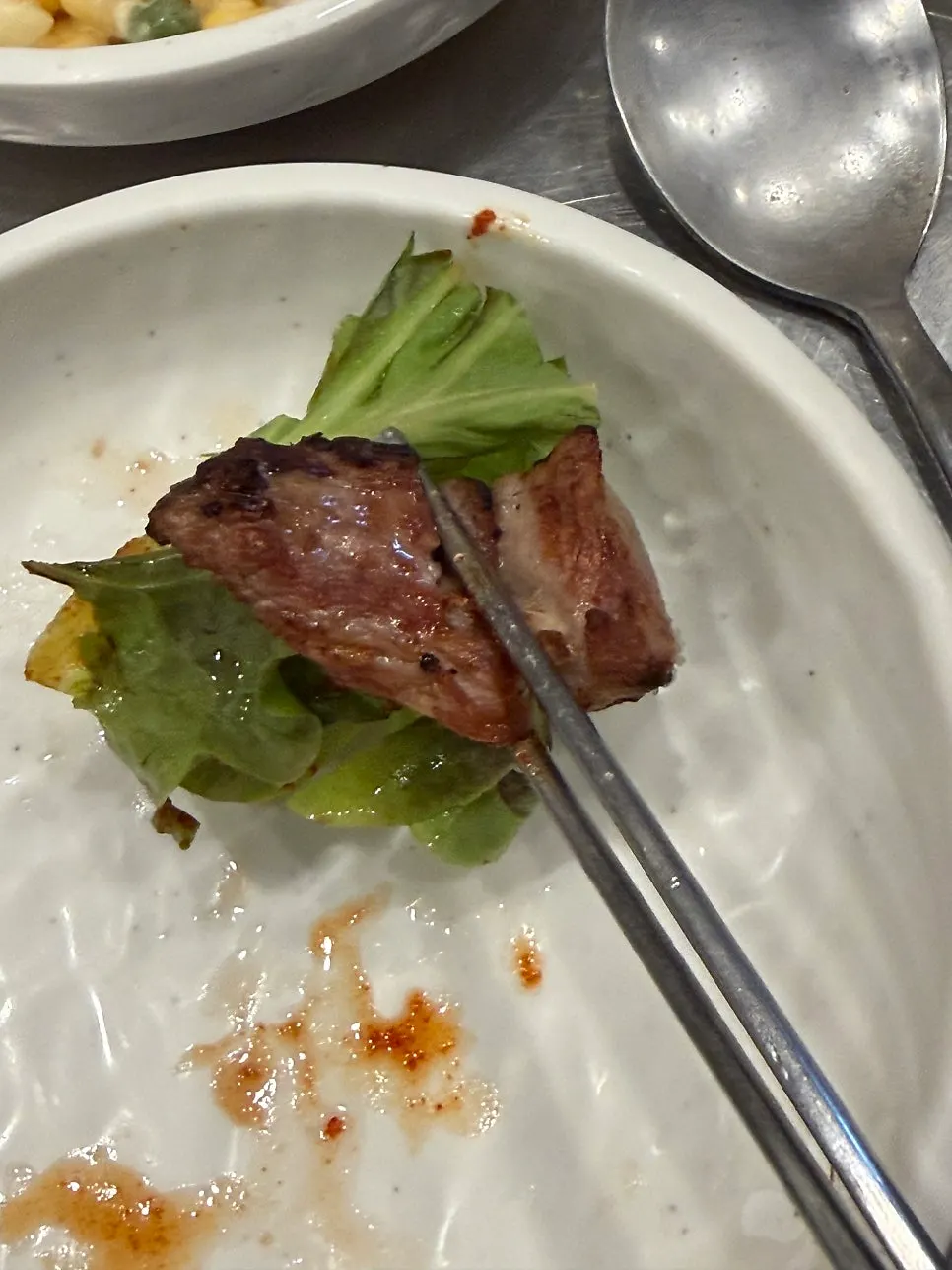구워진 목살 한 점