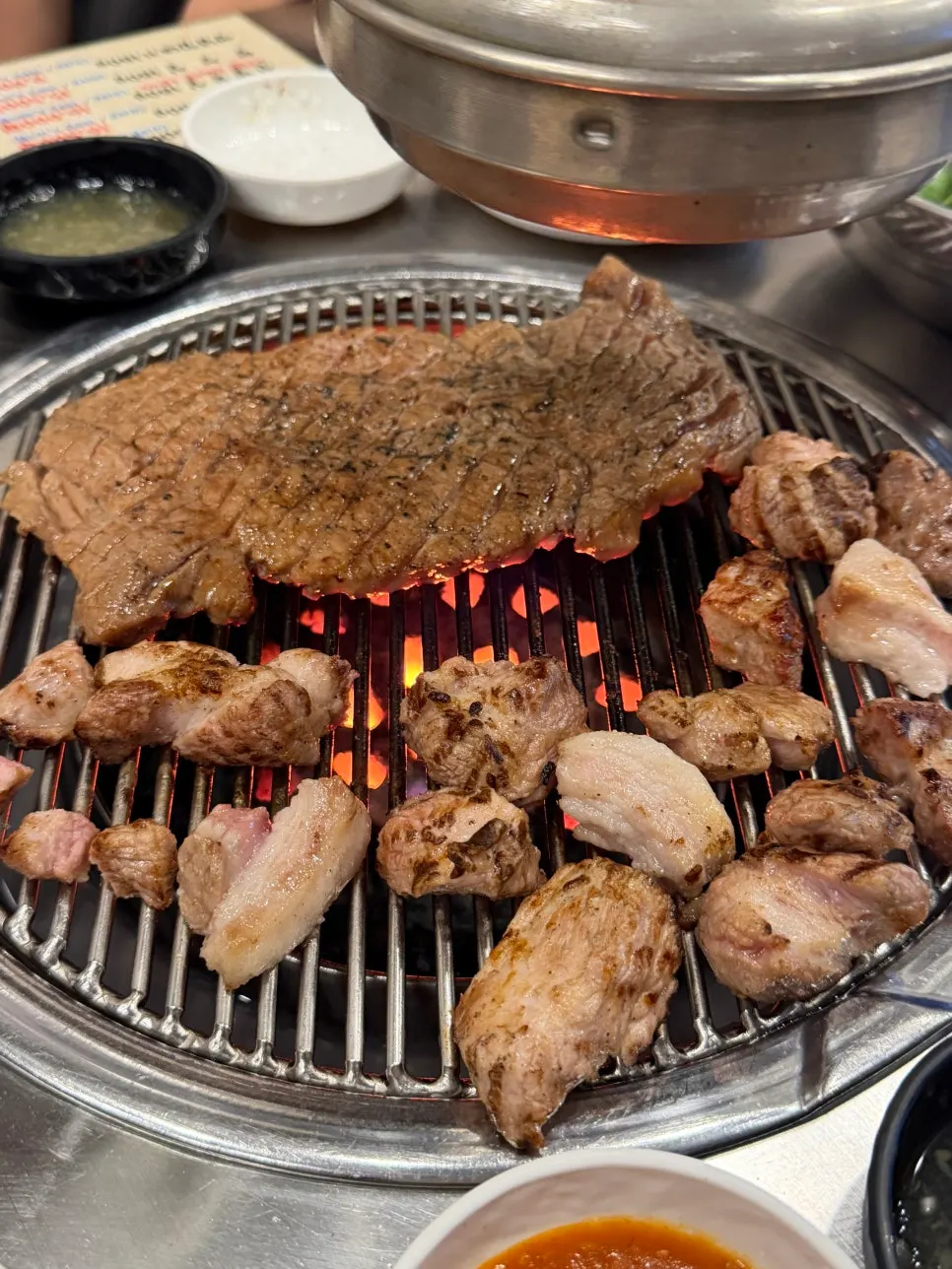 목살과 곁들임 반찬 상차림