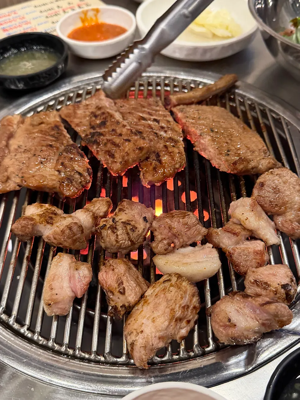 연탄불에 올린 양념돼지왕구이