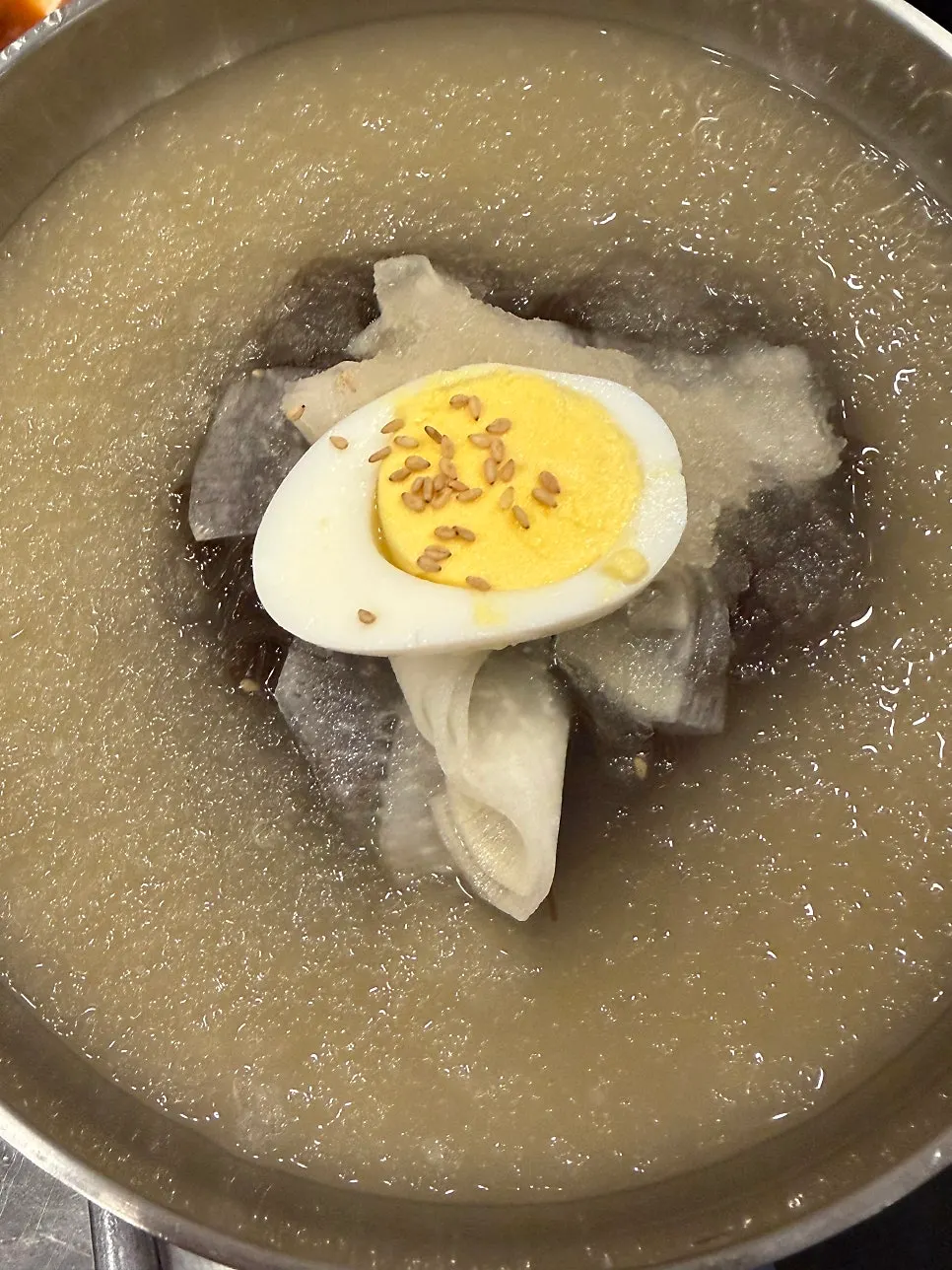 식사 마무리로 주문한 냉면