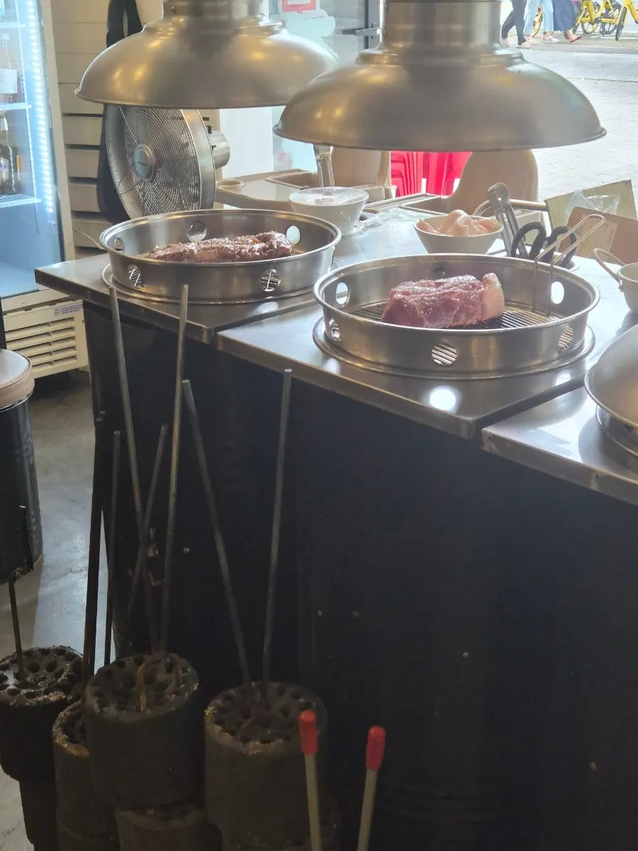 The self-bar corner with sesame oil and metal dishes