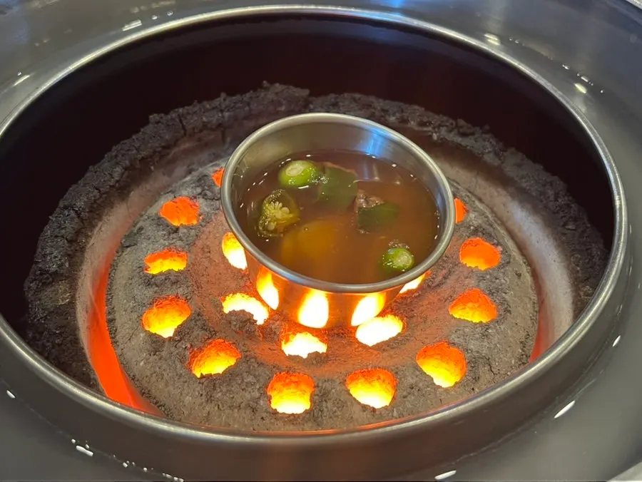 테이블에 세팅된 연탄 불판