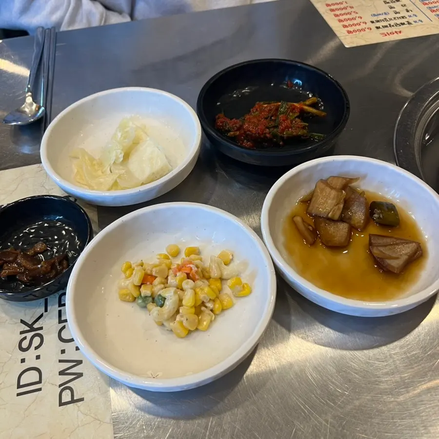 연탄 불판 위에 올린 멜젓