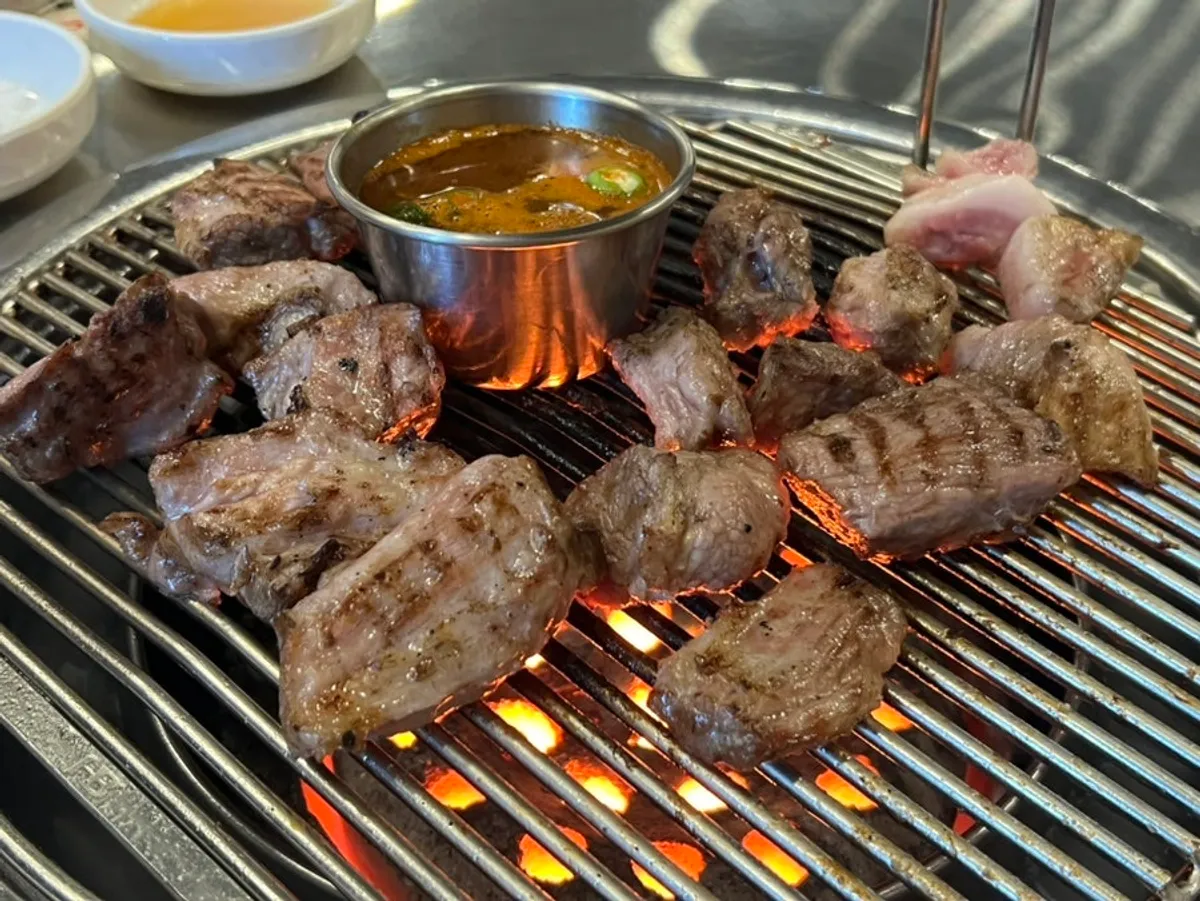연탄 불판 위에서 조금 더 익히는 목살