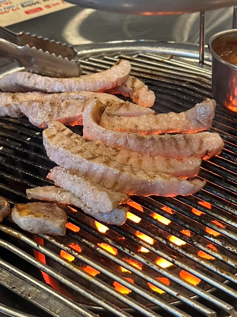 잘라 먹기 좋게 구워진 목살