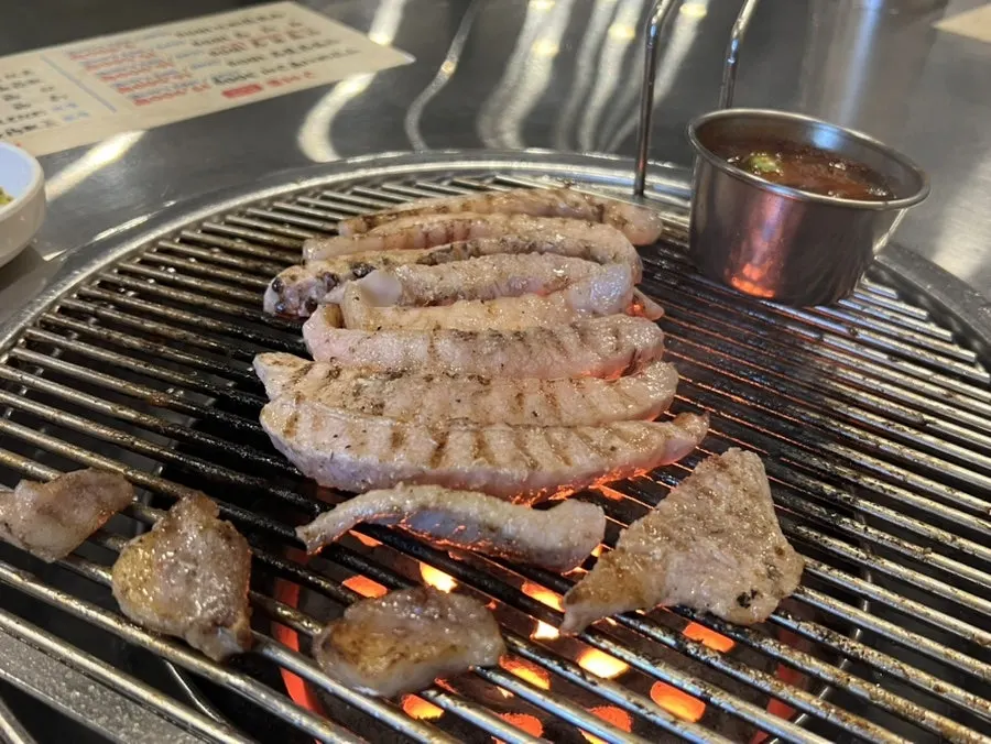 불판 위 목살과 곁들임 재료