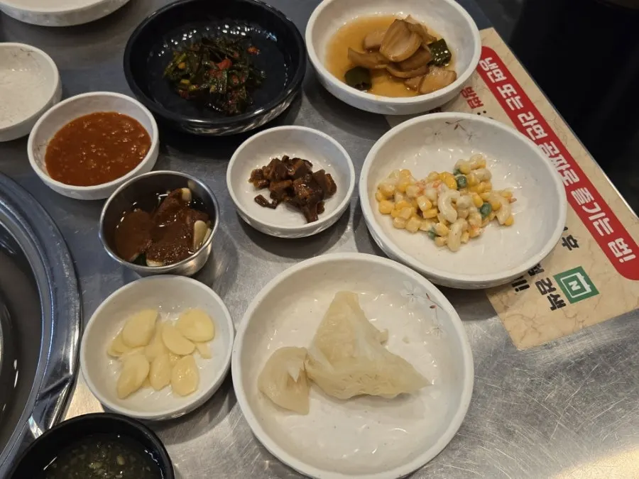 Self-serve bar where you can grab extra side dishes and vegetables