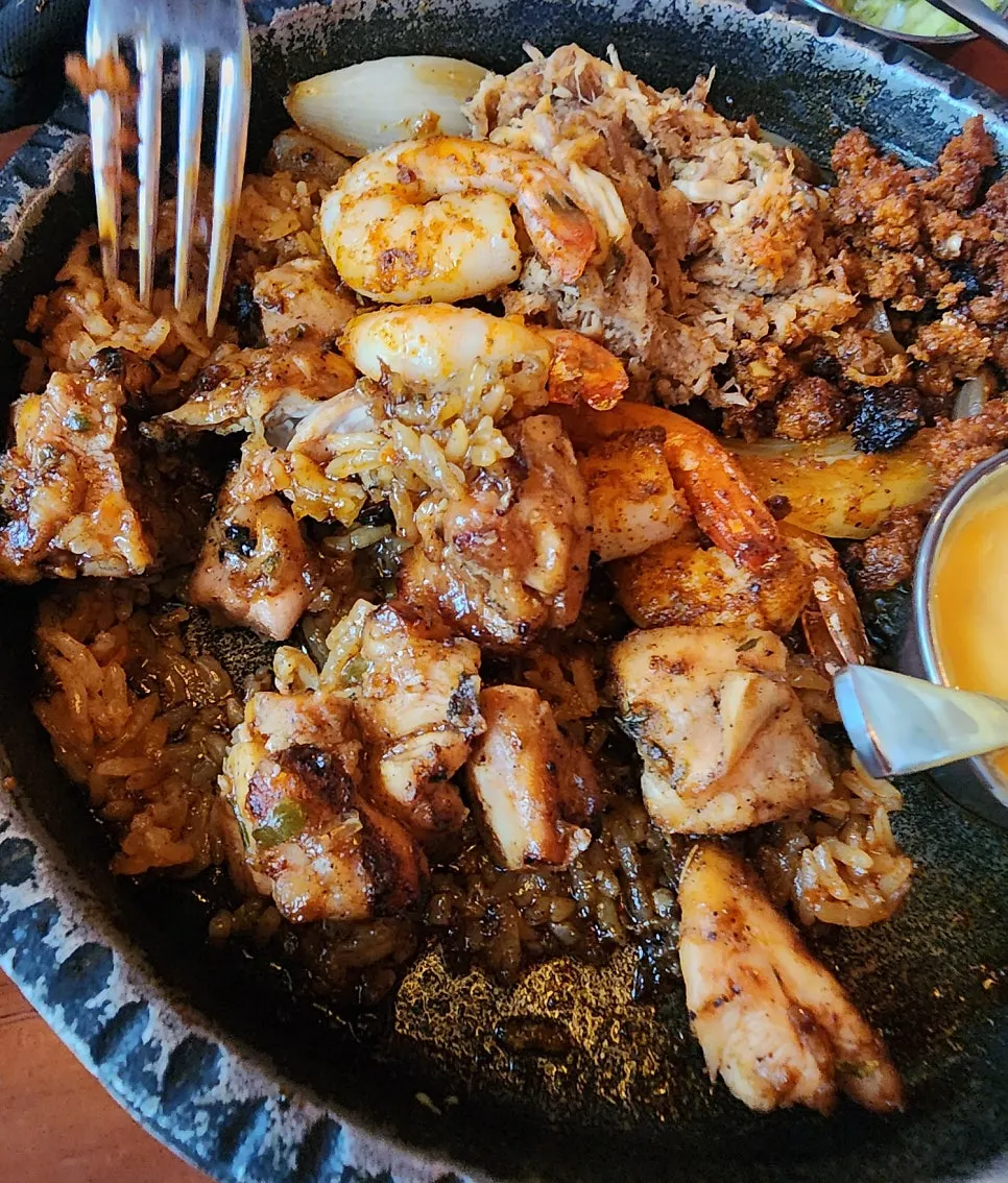 Fajita topped with dip cheese sauce and sour cream