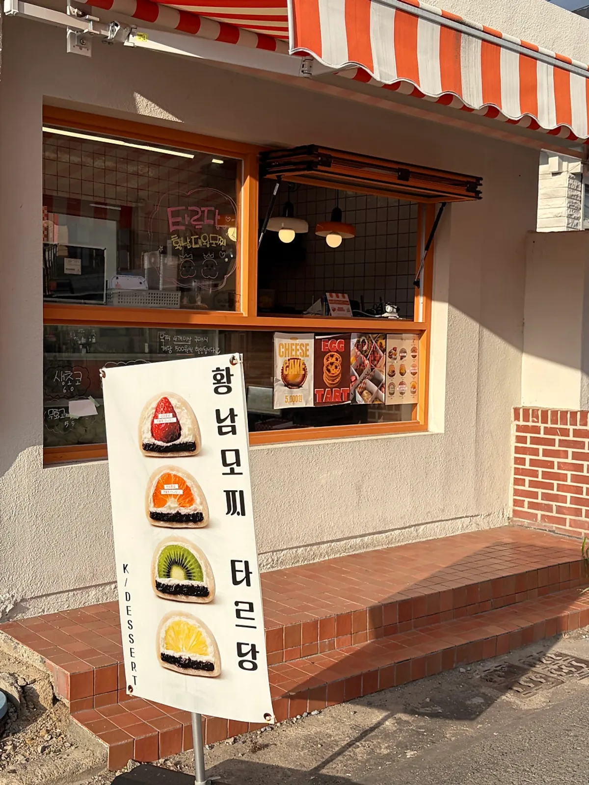 Fruit mochi and fruit sando desserts at Tareudang
