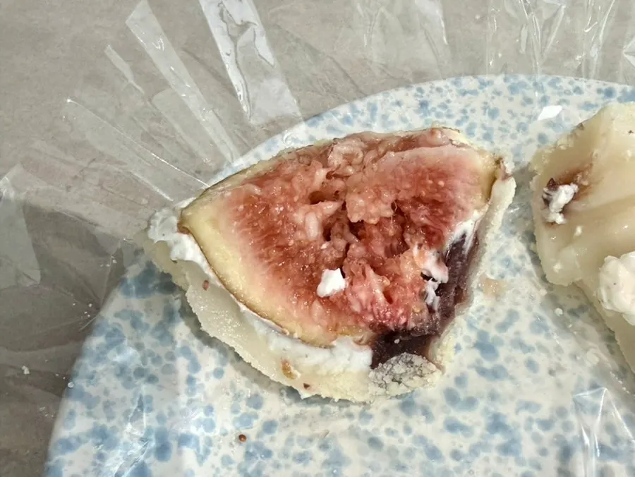 반으로 자른 과일모찌 단면