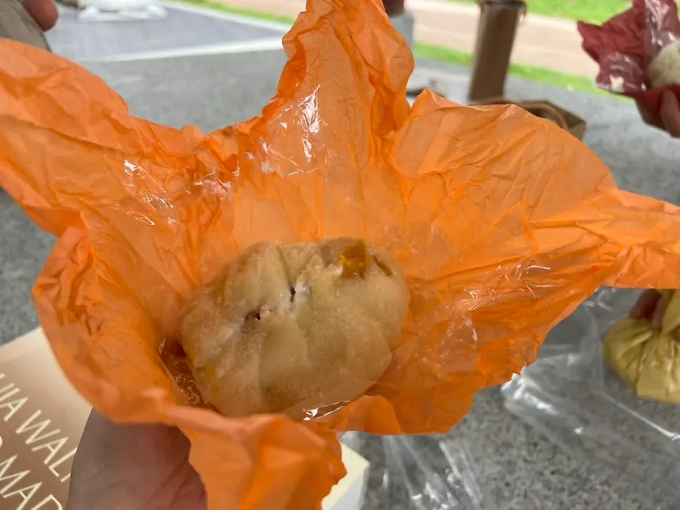 테이블에 놓인 타르당 포장 모찌
