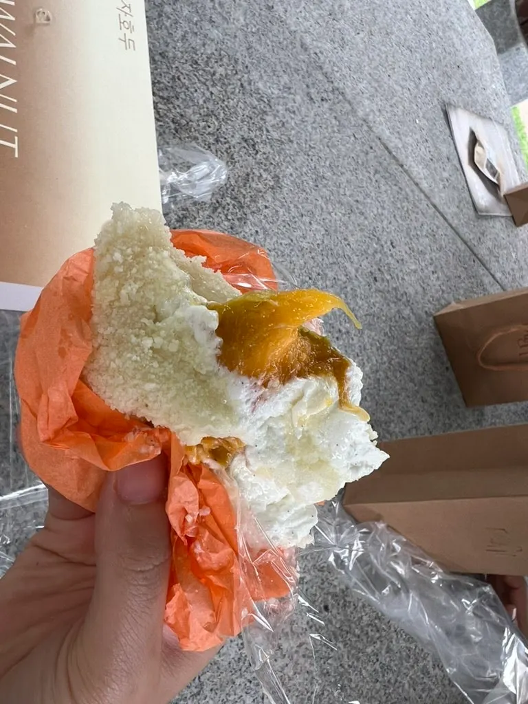쫀득한 떡피가 보이는 과일모찌 단면