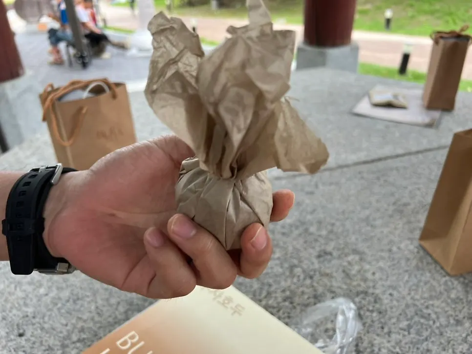 한 입 베어 문 타르당 과일모찌