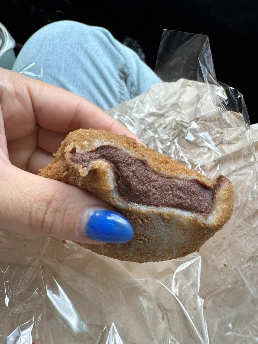 딥한 초코 필링이 보이는 모찌 단면