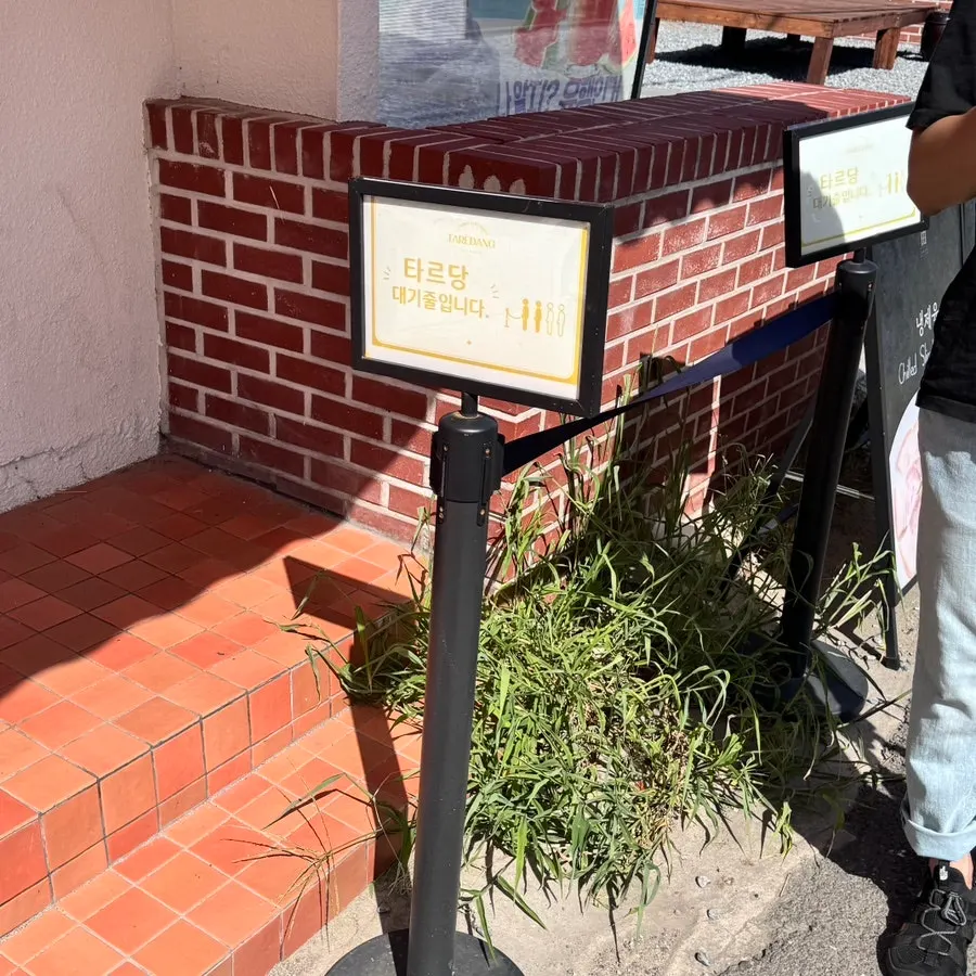 Fila de espera para comprar frente a Tareudang
