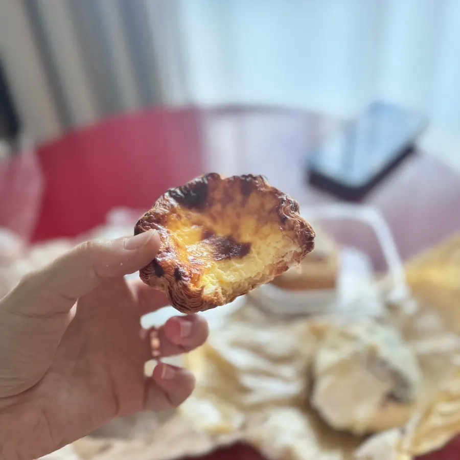 Momento de postre con las tartas de Tareudang en el alojamiento