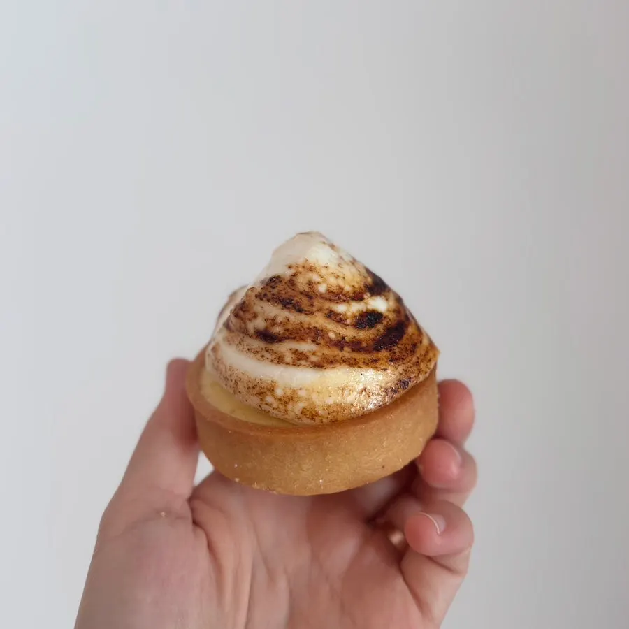 Egg tart de Tareudang con un mordisco