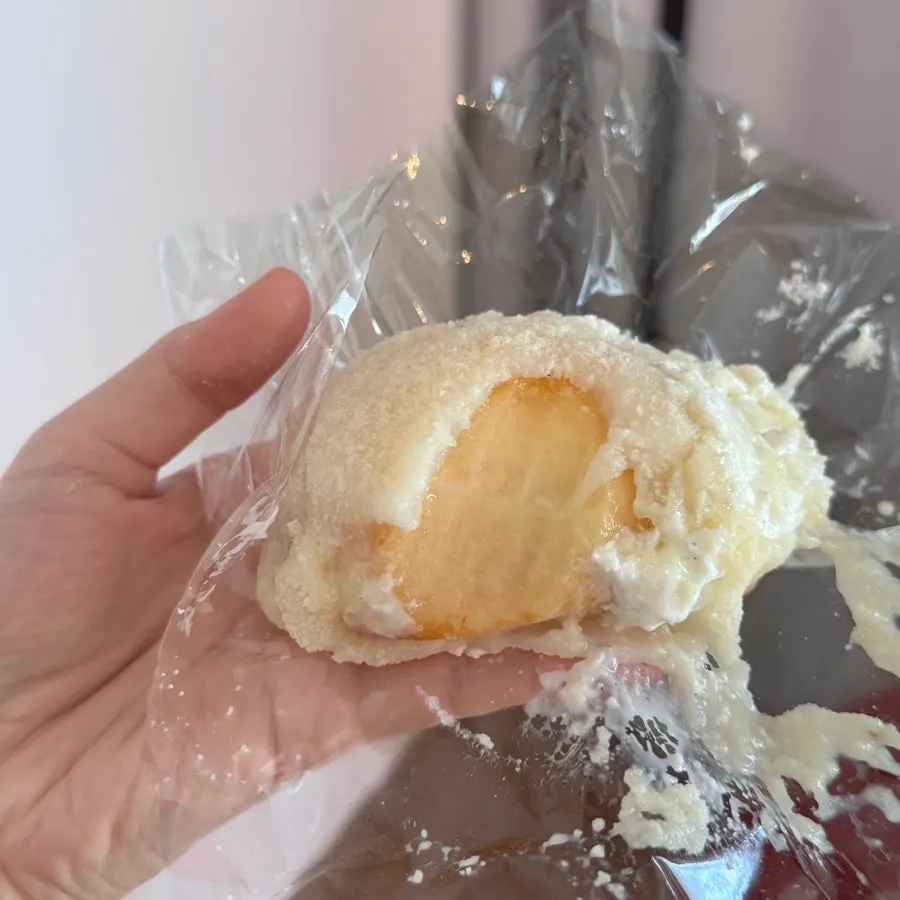 Corte del mochi de yogur con melocotón con medio melocotón entero dentro