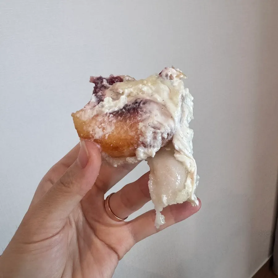 Mochi de yogur con melocotón con piel fina