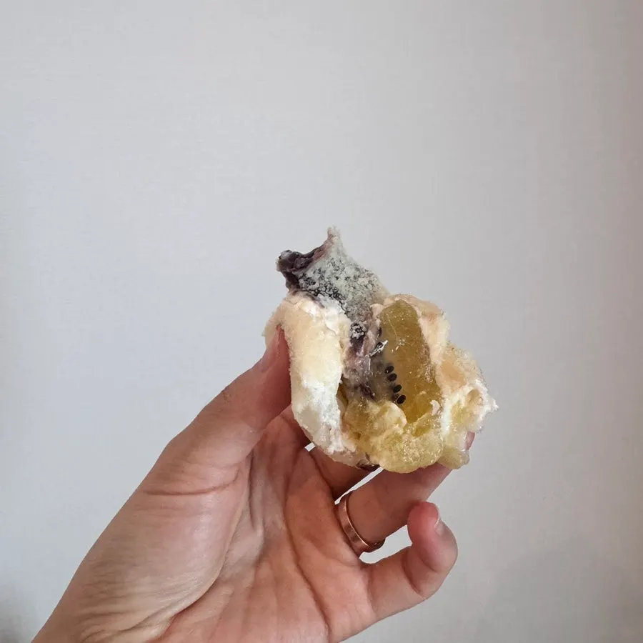 Mochi de kiwi dorado de Tareudang, más grande que un puño adulto