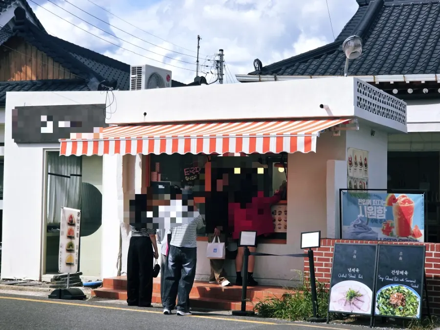 People lined up outside Tareudang in Hwangnidang-gil