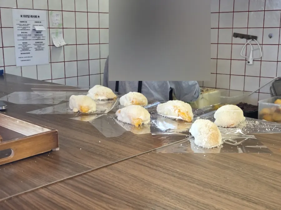 Tareudang mochi being made in real time