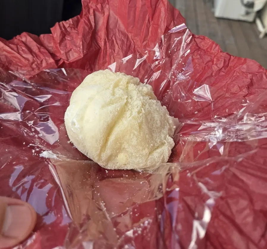 Tareudang peach mochi opened on the street