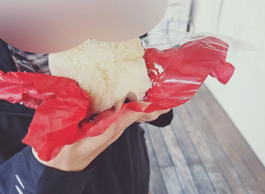 Slime-like stretchy texture of the giant mochi