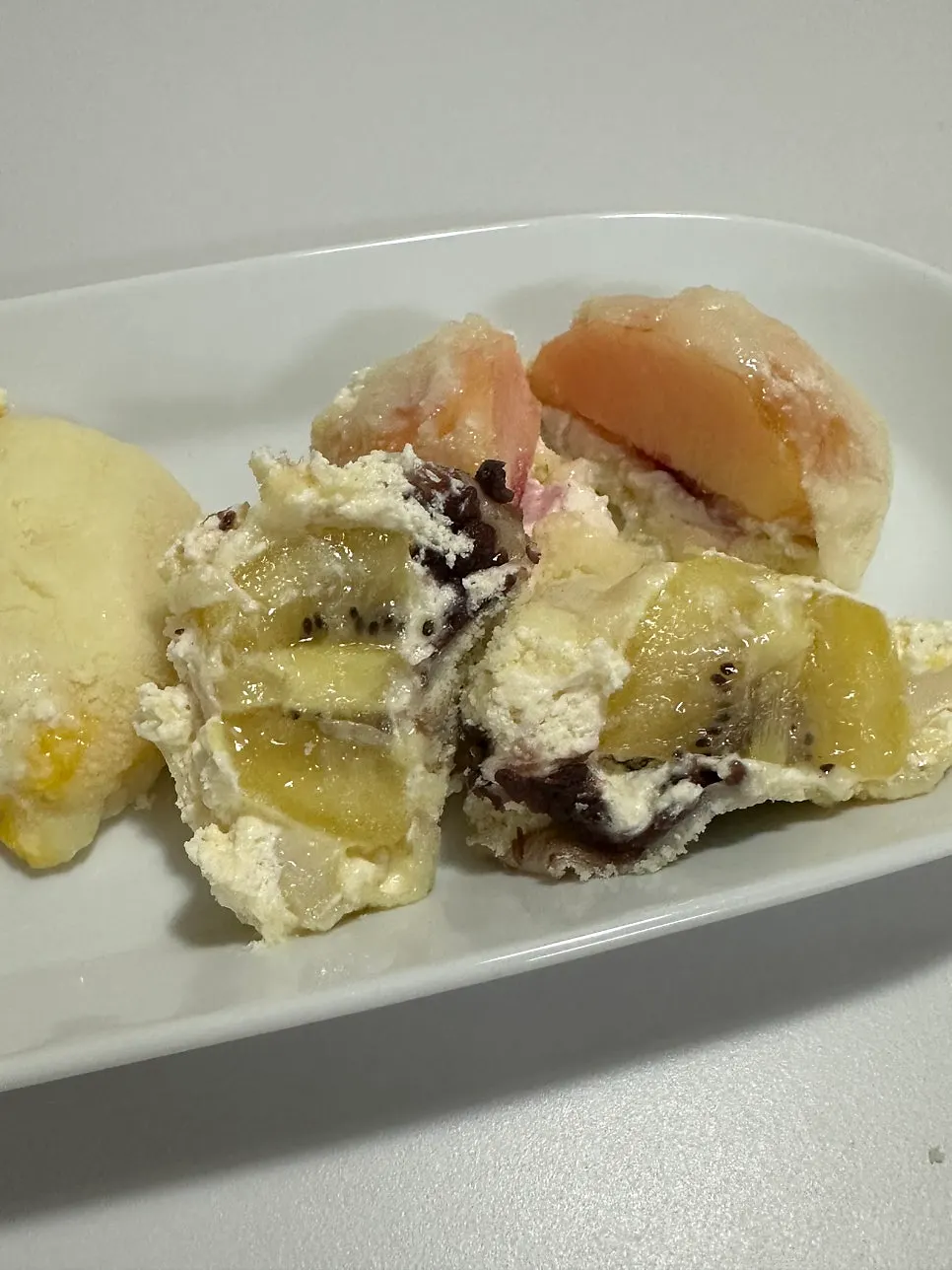 Gold kiwi mochi with fresh cream and red bean
