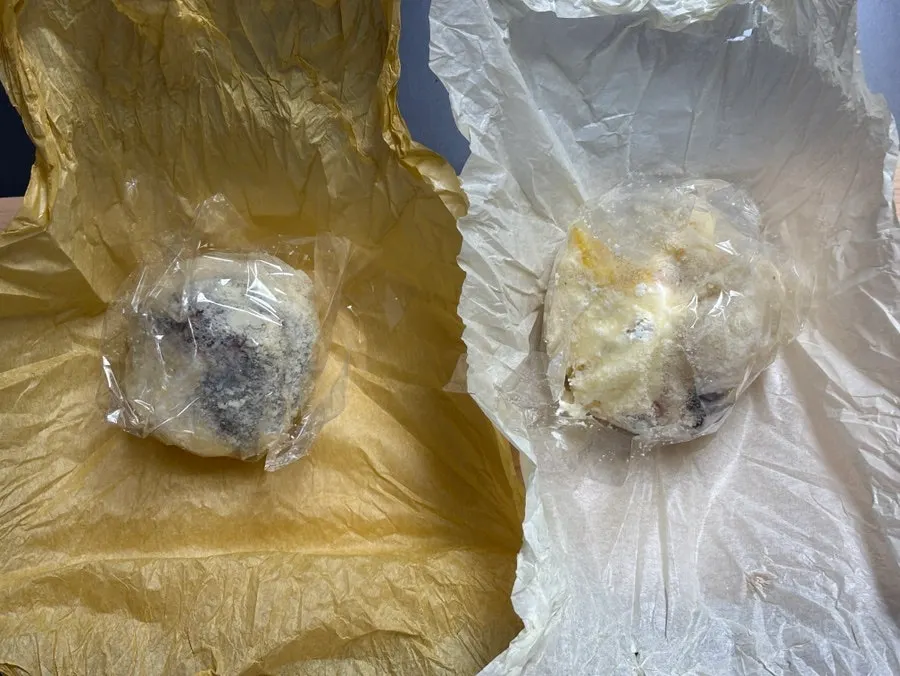 Mochi được cắt đôi bằng dao