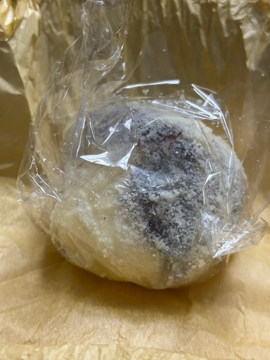 Lát cắt mochi có nguyên quả gold kiwi bên trong