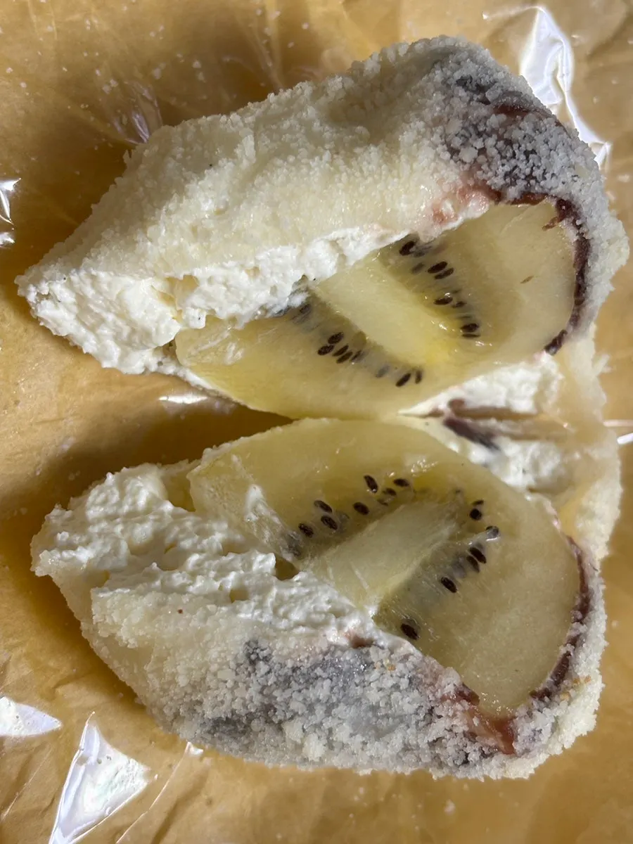 Thịt gold kiwi được bao bọc bởi lớp kem