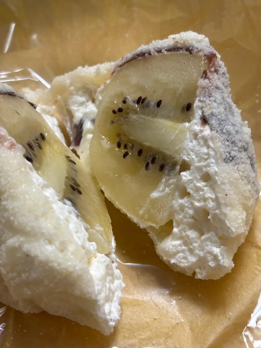 Mochi gold kiwi cắt đôi đặt trên đĩa