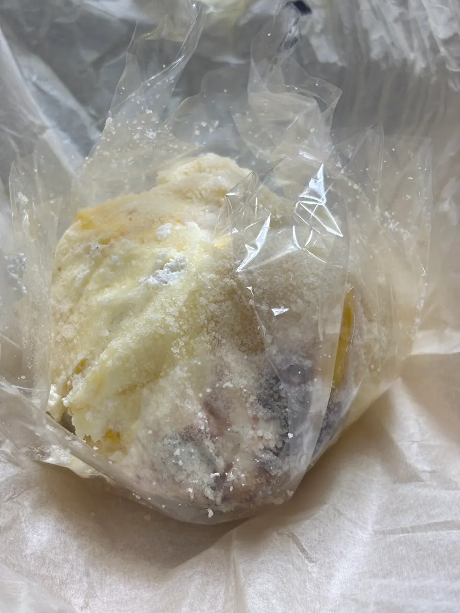 Lát cắt mochi kem dứa tươi với các miếng dứa cài bên trong