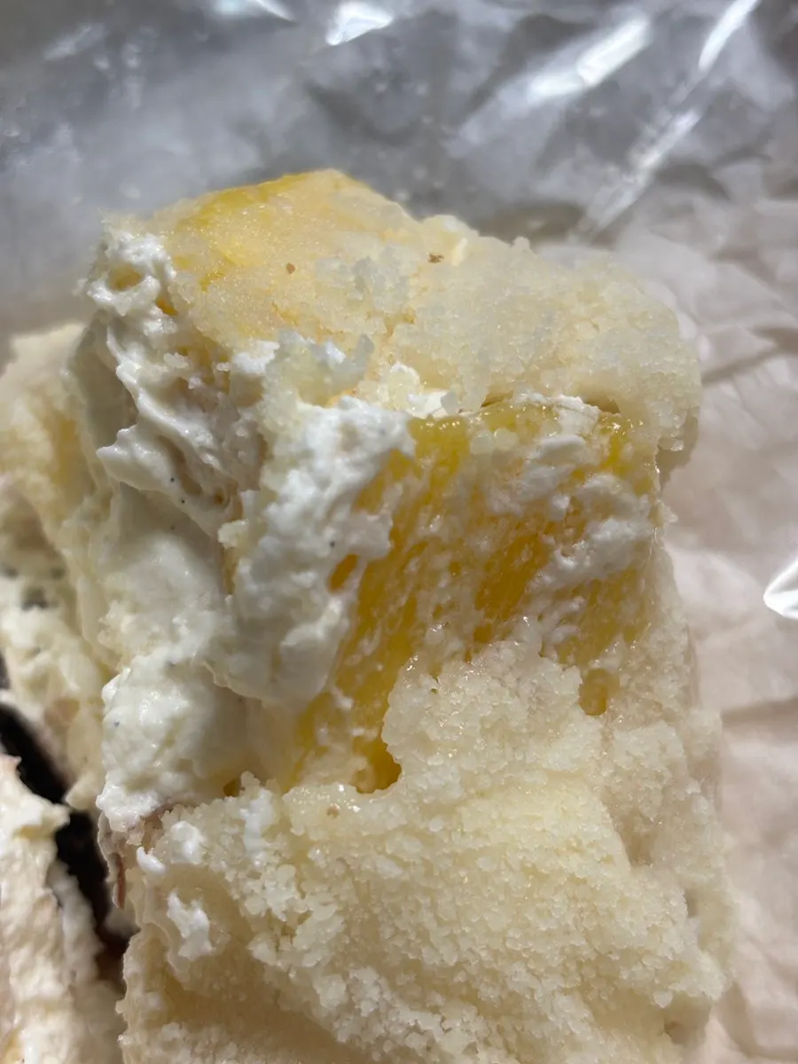 Mochi kem dứa tươi được bày trên đĩa