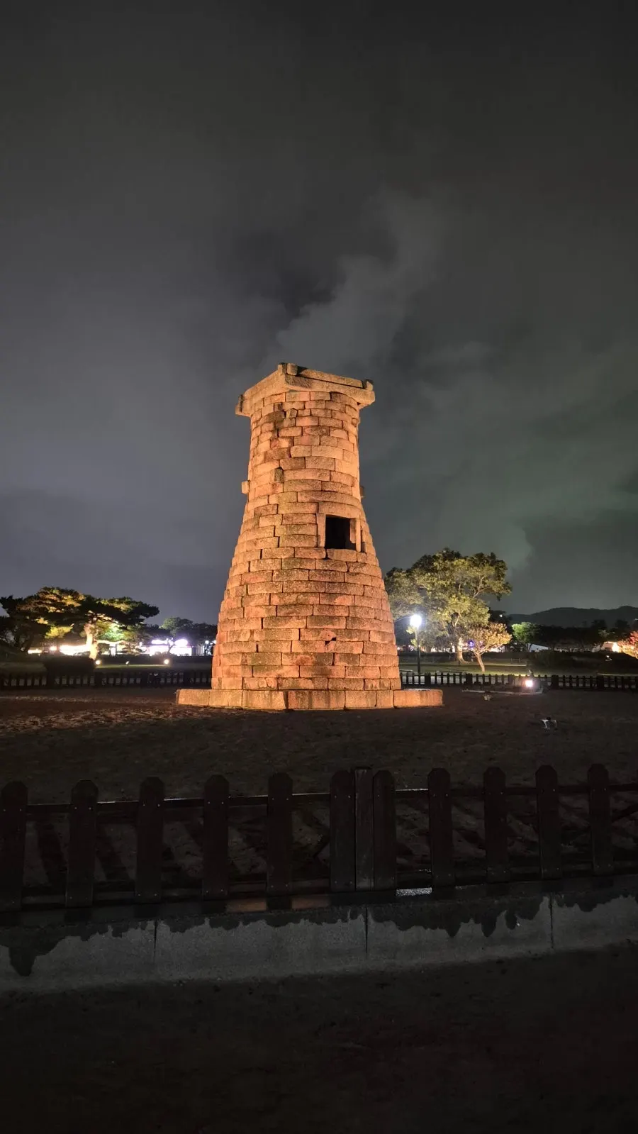 큼직한 파인애플 조각이 든 모찌