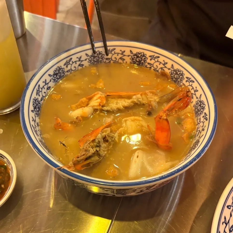 Broth and toppings of the shrimp broth fried noodles