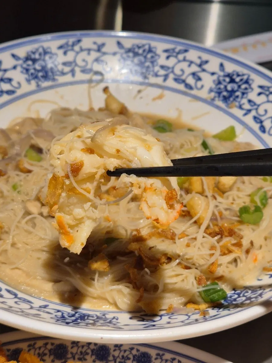 The king prawn and seasoned sauce in the shrimp broth fried noodles