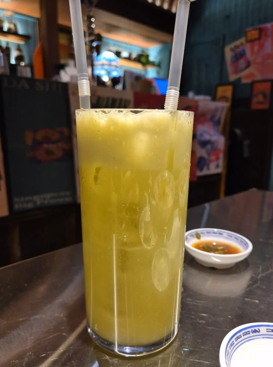 100% fresh-pressed apple juice topped with plum powder