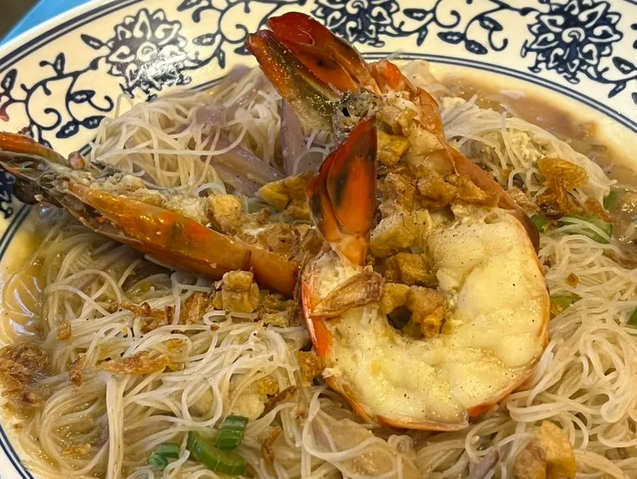 Table spread of Singaporean shrimp noodles at Ttasijia Yeonnam